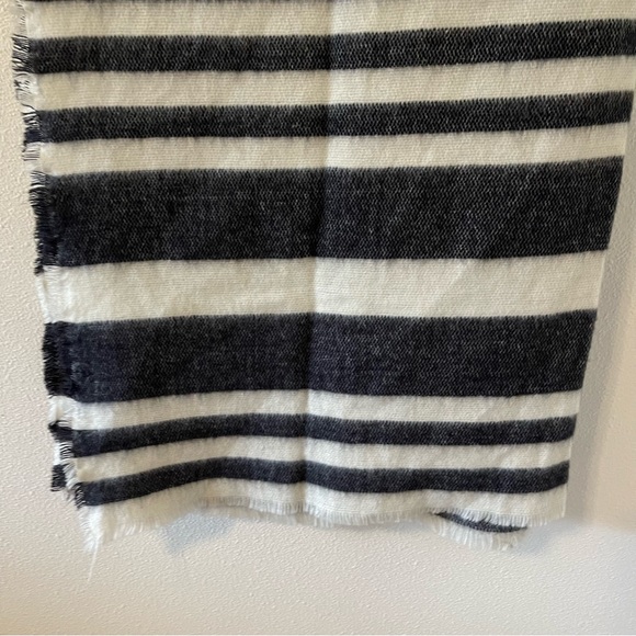 Zara Plush Black White Stripe Blanket Scarf Fringe-33x86” - Picture 3 of 6